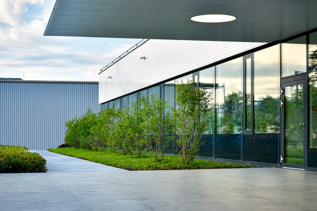 Eingangsbereich der SABAG AG in Rothenburg mit Verglasung und grüner Umgebung.