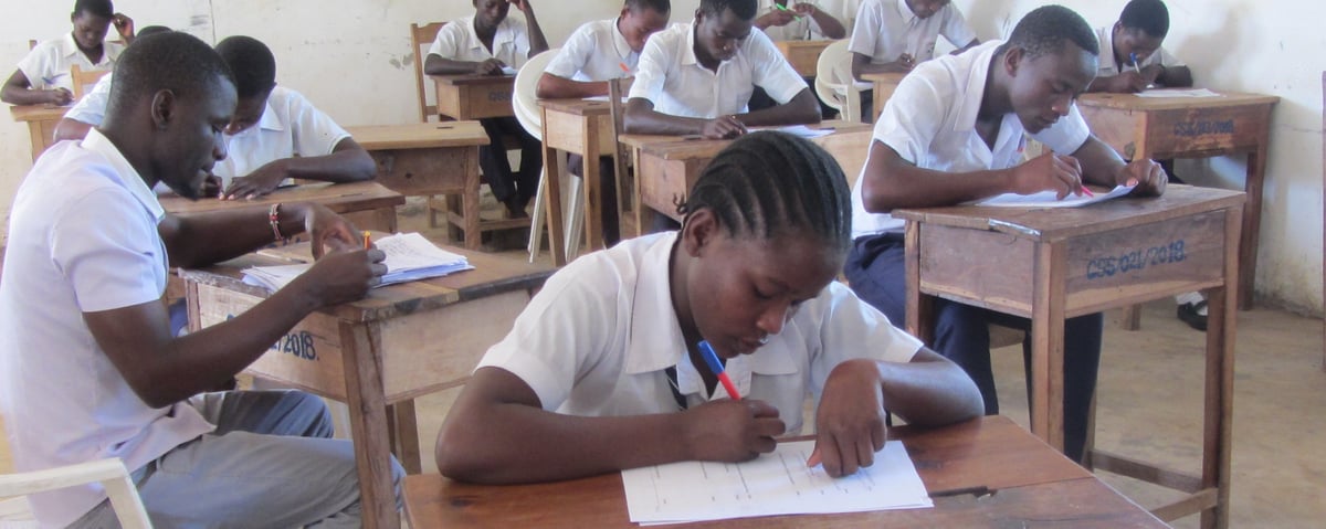 Schulzimmer in Afrika mit Schüler die lernen.