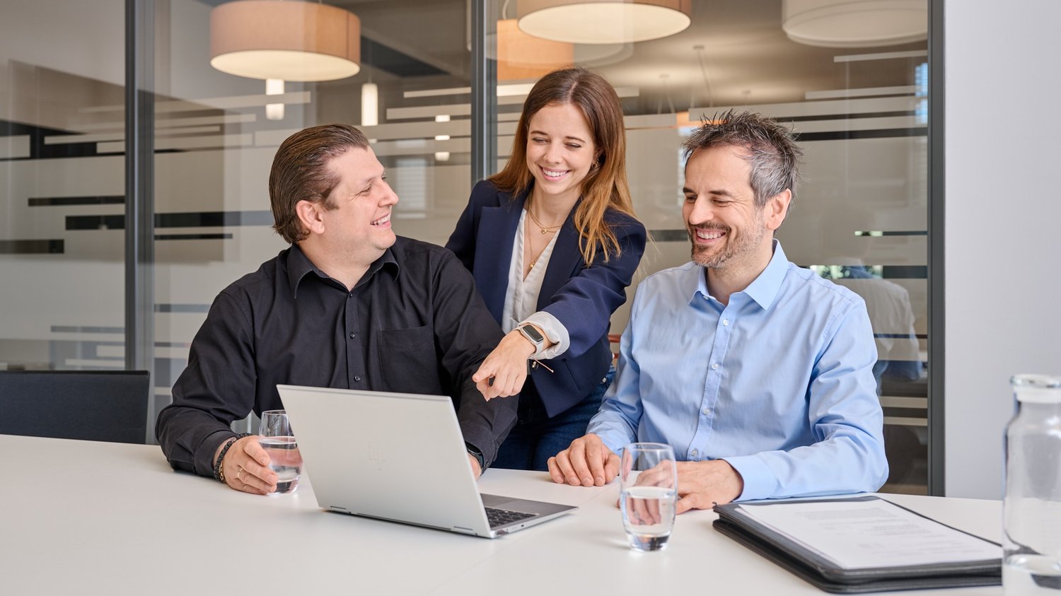Mitarbeiter der Immobilien besprechen etwas