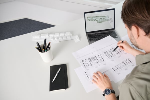 Ein Architekt am prüfen der Baupläne