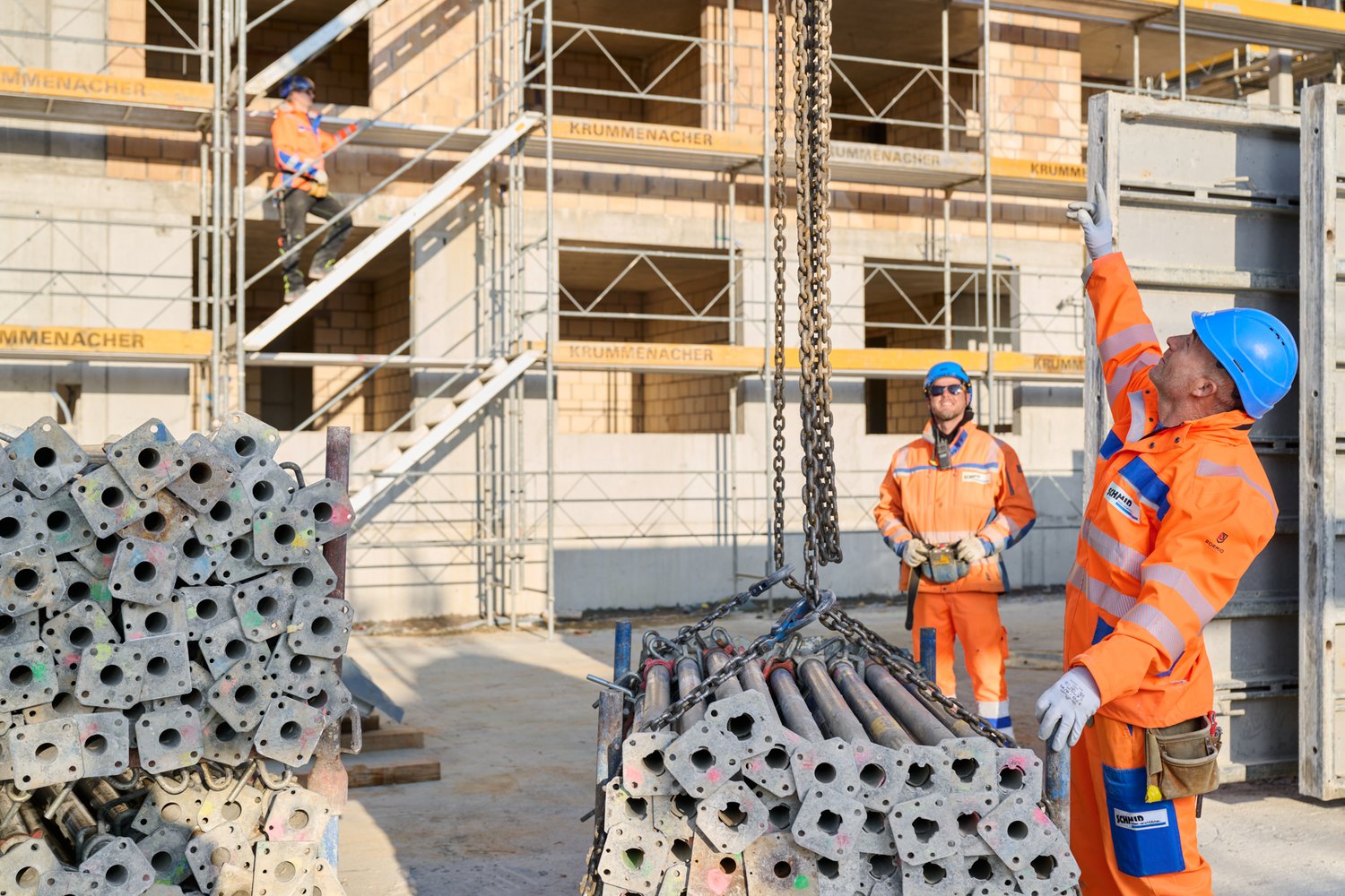 Mitarbeiter der Bauunternehmung auf der Baustelle bei der Arbeit