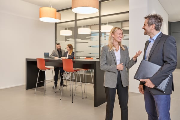 Mitarbeiter der Schmid Immobilien im Gespräch