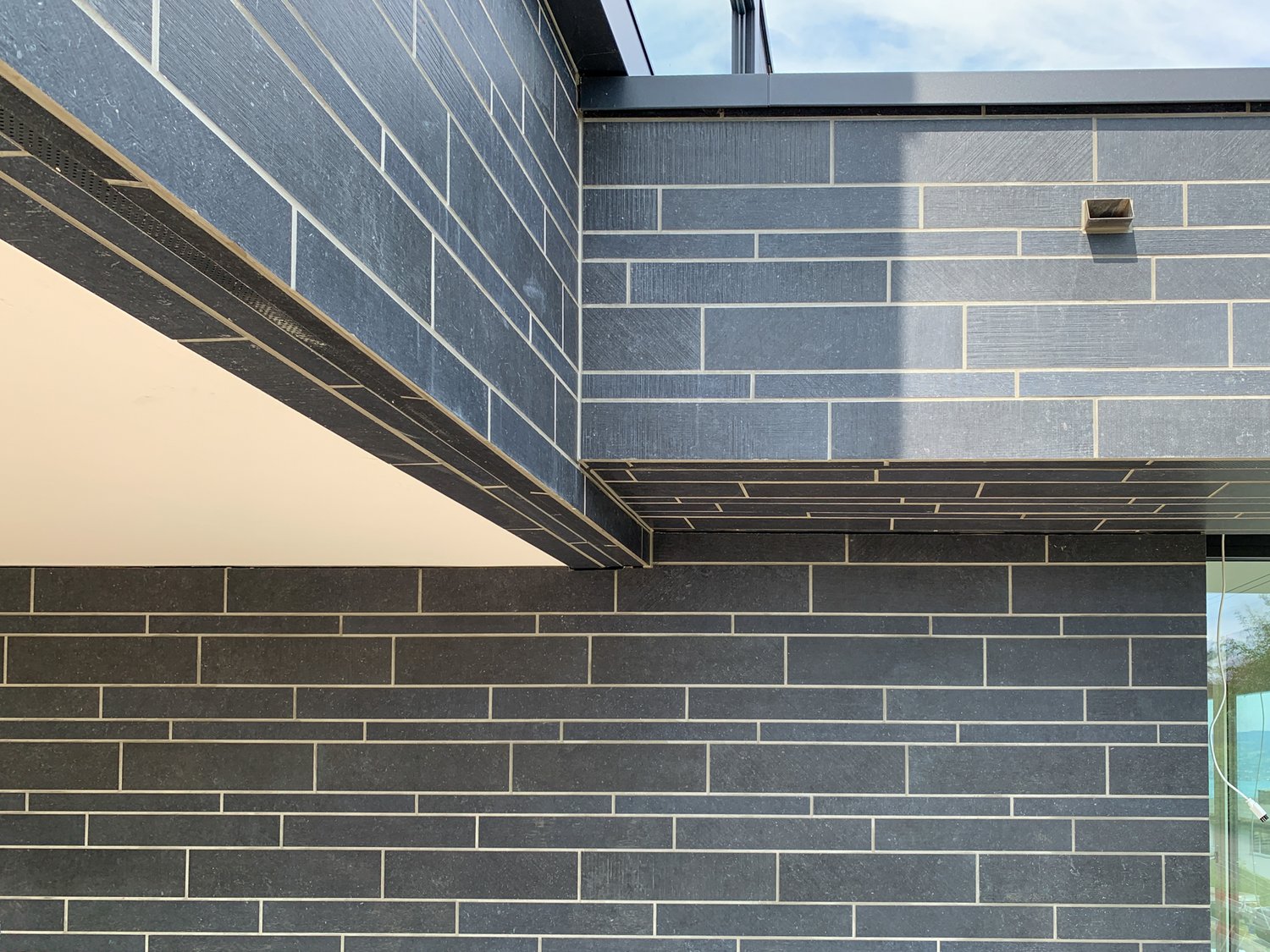 Detail der Fassade des EFH
