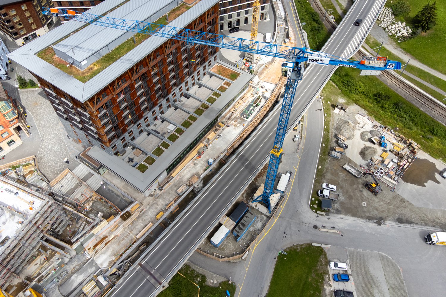 Drohnenaufnahme der neuen Brücke Fly Over in Andermatt