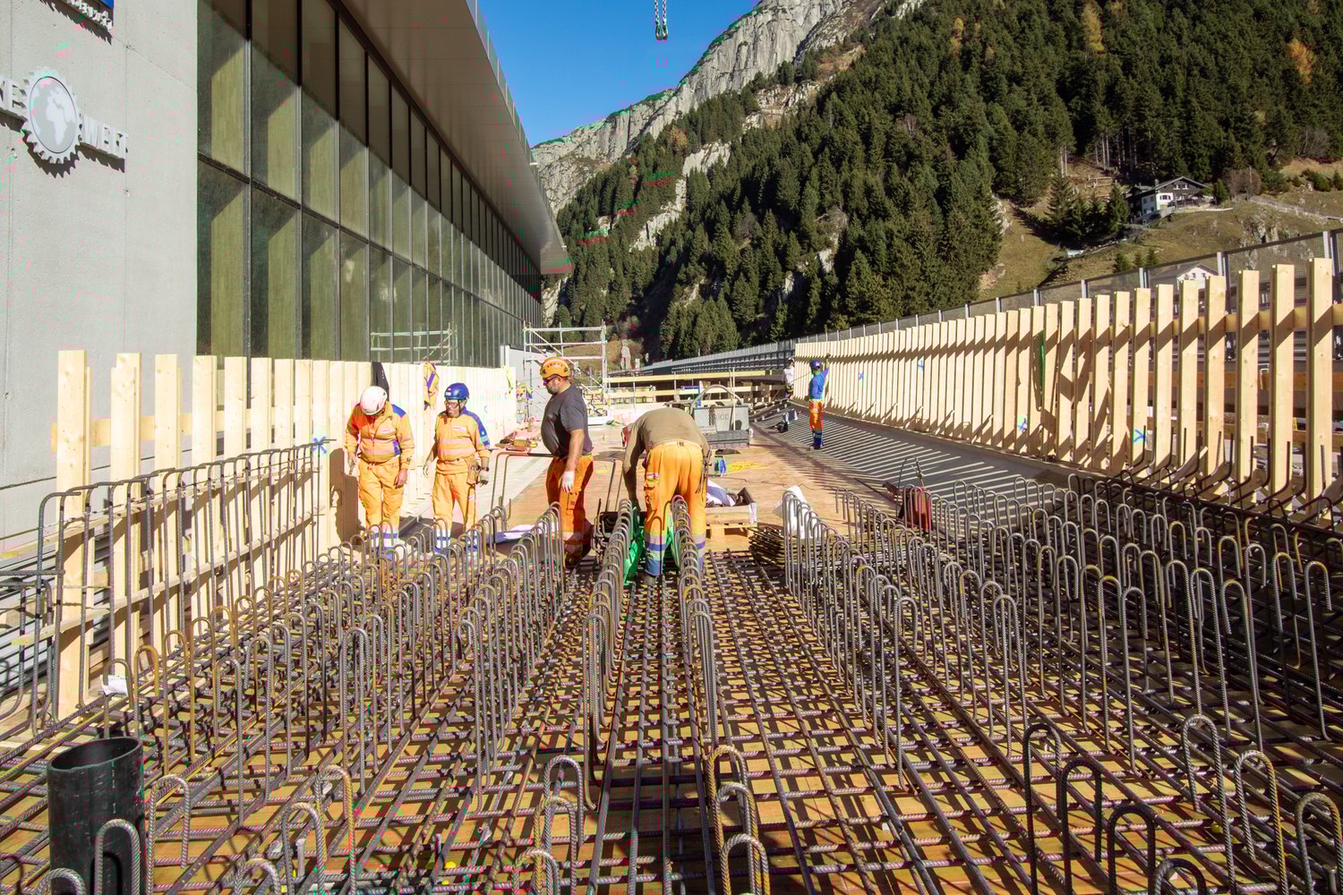 Armierungsarbeiten für die Brücke Fly Over