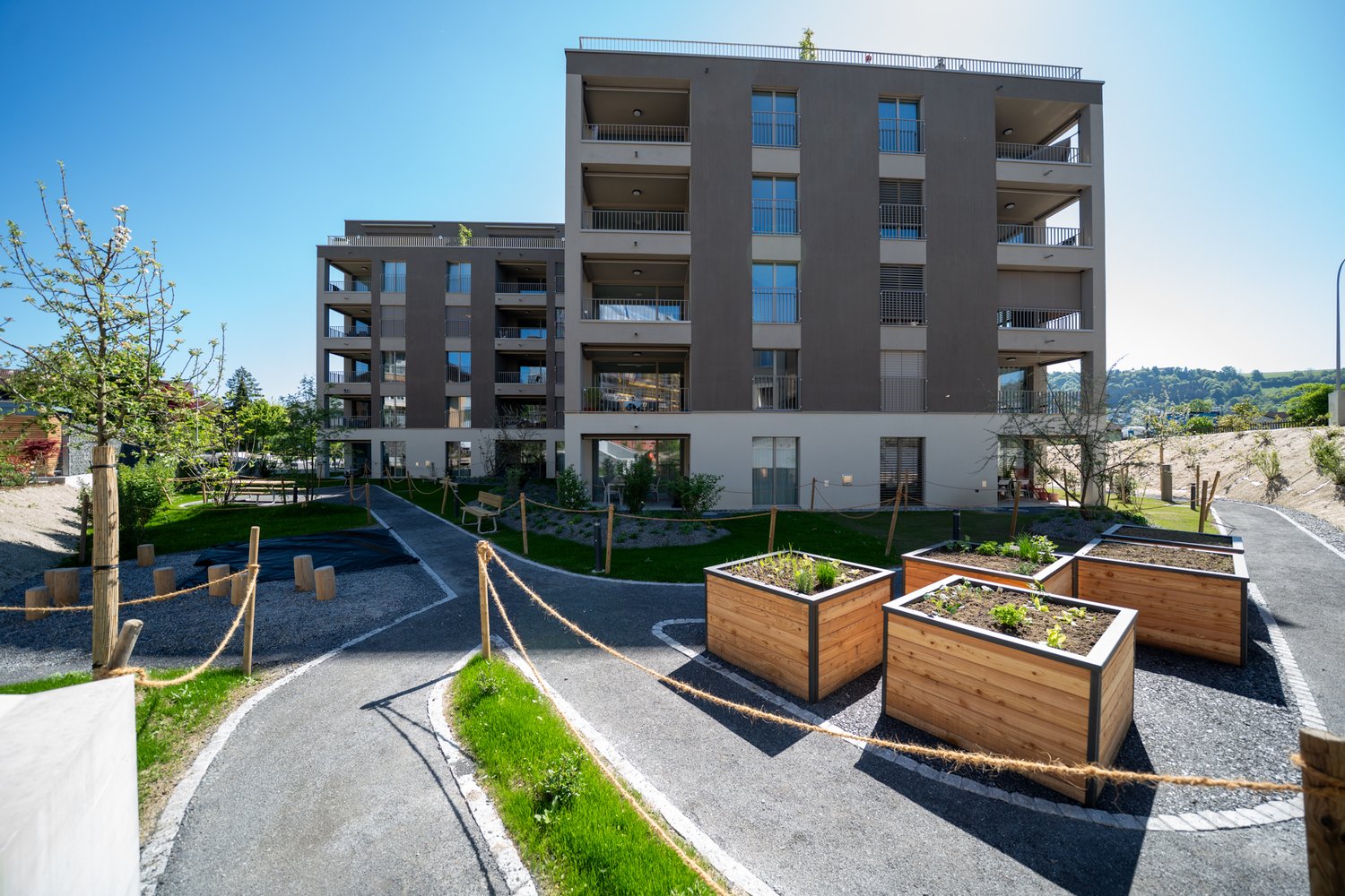 Fassade mit Umgebung des MFH an der Hauptstrasse in Buchrain