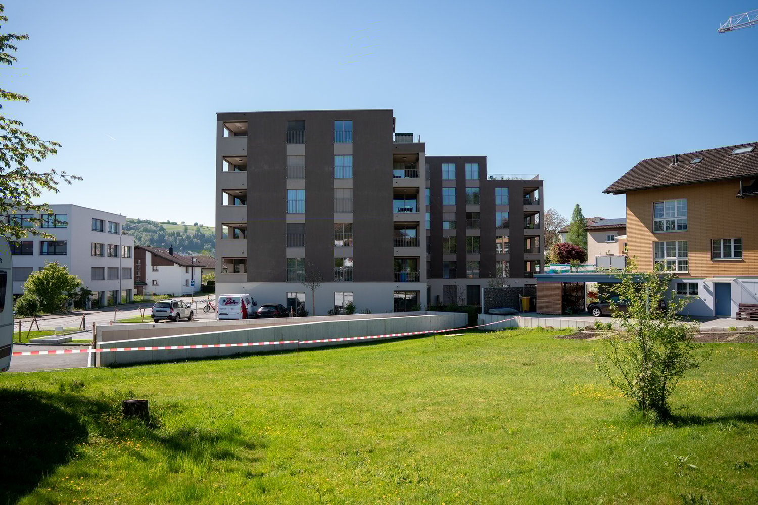 Fassade des MFH an der Hauptstrasse in Buchrain