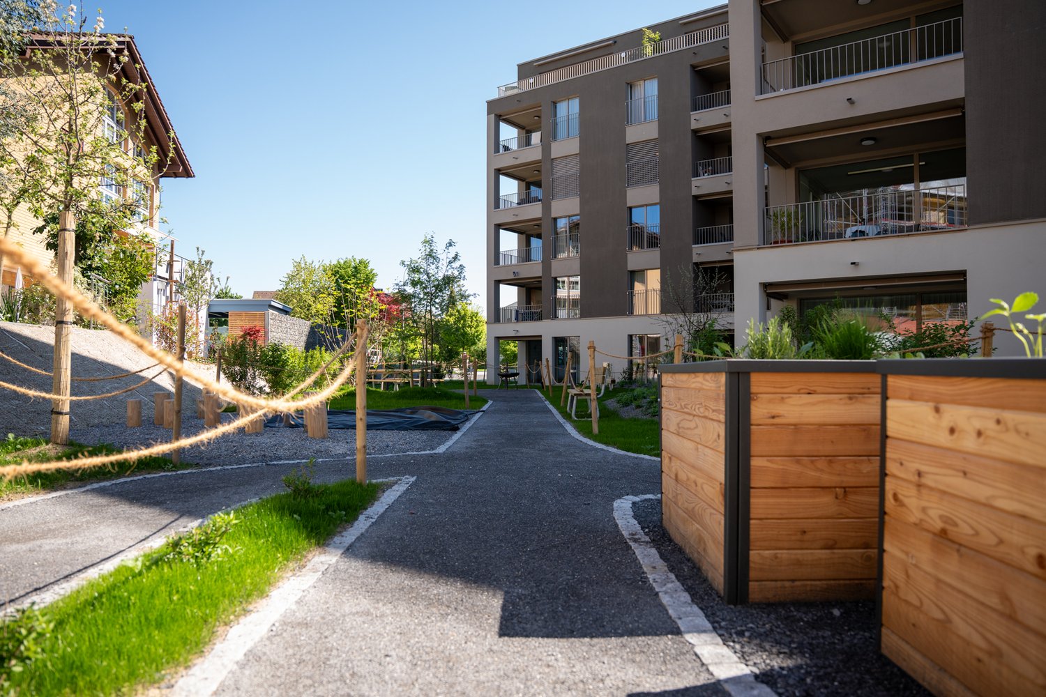 Fassade des MFH an der Hauptstrasse in Buchrain