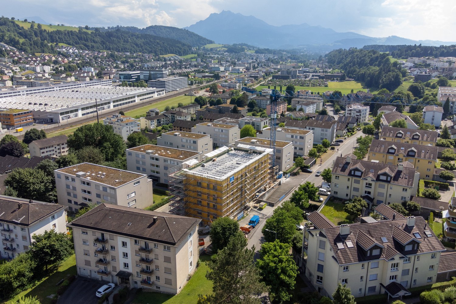 Drohenaufnahme des MFH an der Nielsenstrasse 16 in Buchrain