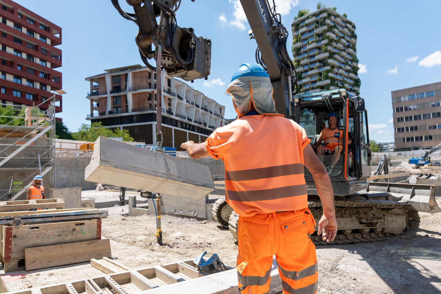 Baugrube Suurstoffi in Rotkreuz - Mitarbeiter bei der Arbeit