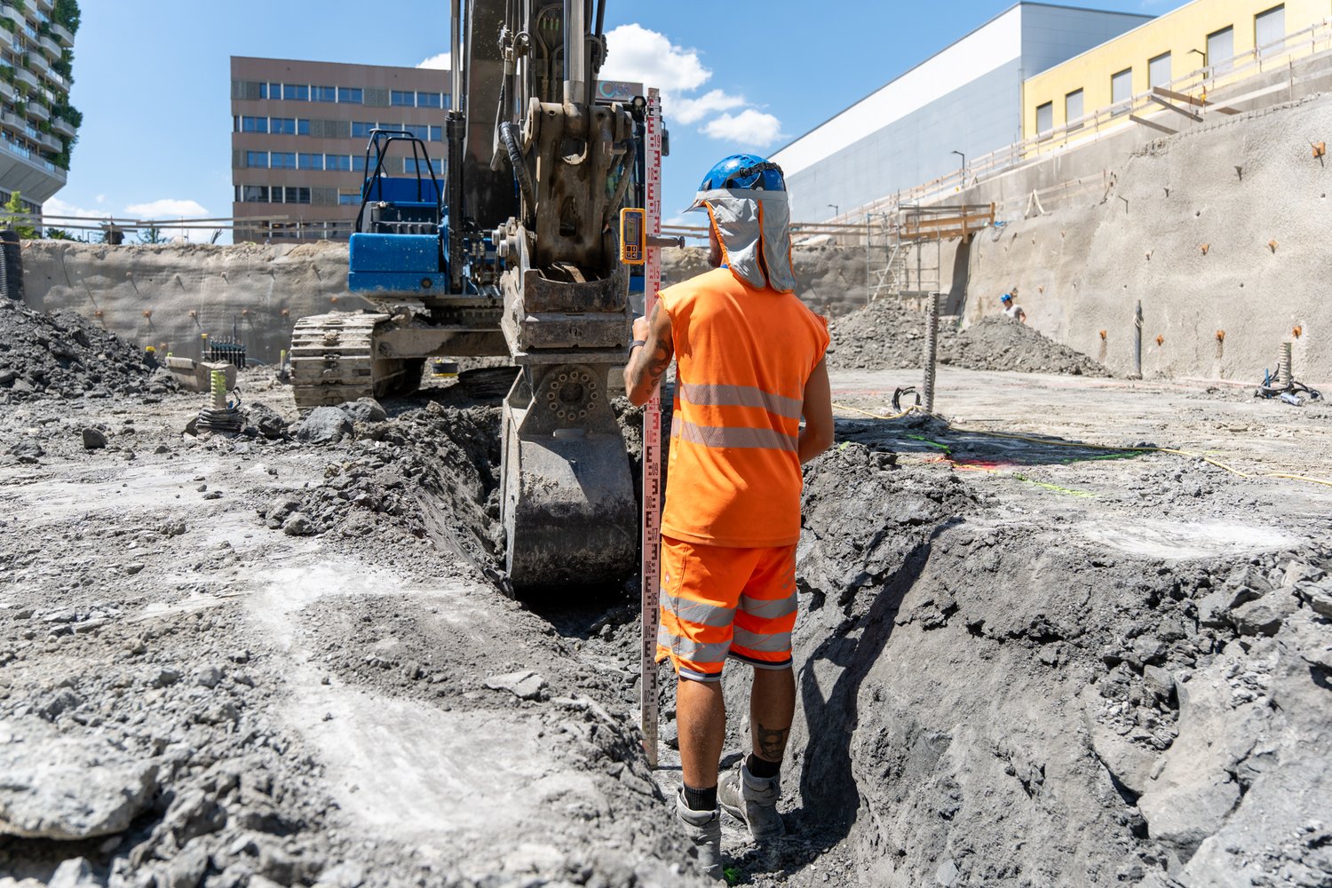 Baugrube Suurstoffi in Rotkreuz - Mitarbeiter bei der Arbeit