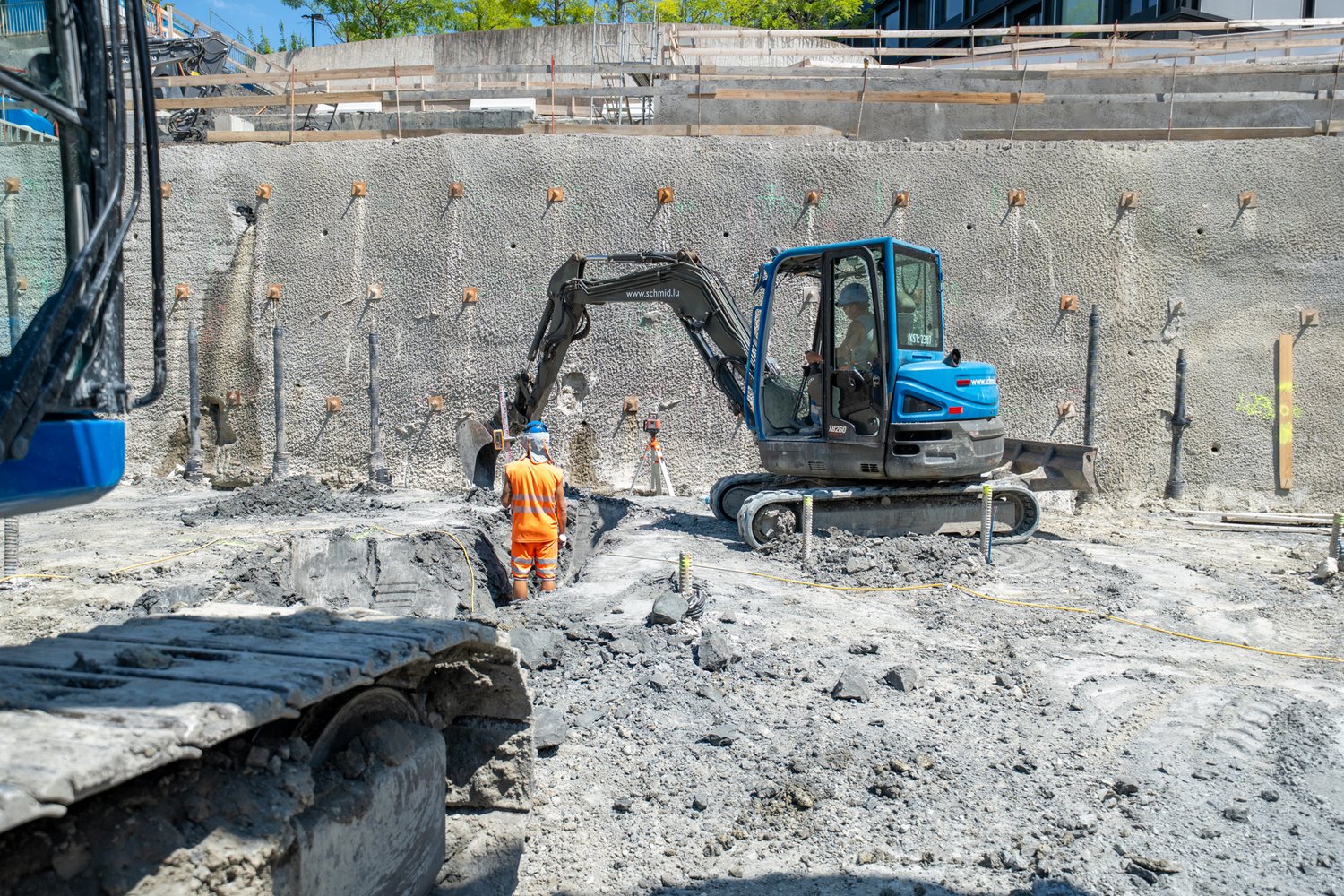 Baugrube Suurstoffi in Rotkreuz - Mitarbeiter bei der Arbeit