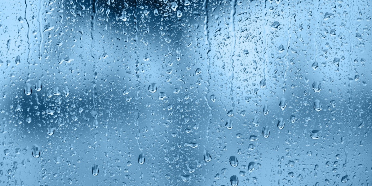 Glasscheibe mit Wassertropfen, Feuchtigkeit.