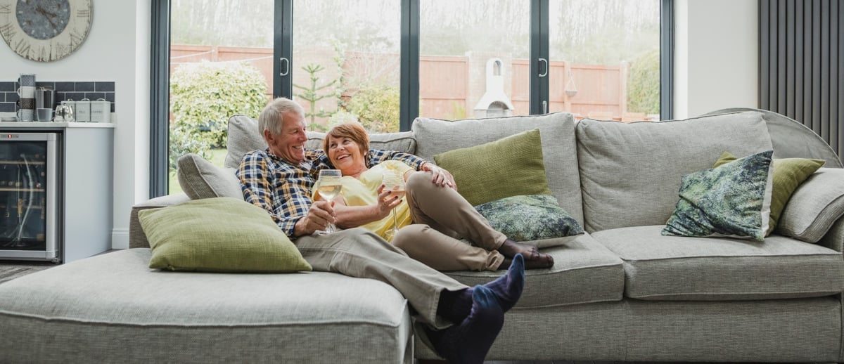 Stockbild | Senioren | Sofa | Entspannen | Wohnzimmer | 1620x700
