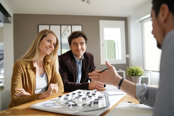 Stockbild - Beratungsgespräch betreffend einer Immobilien